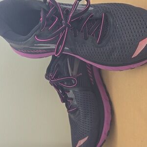 Brooks Adrenaline Size 8 Womens